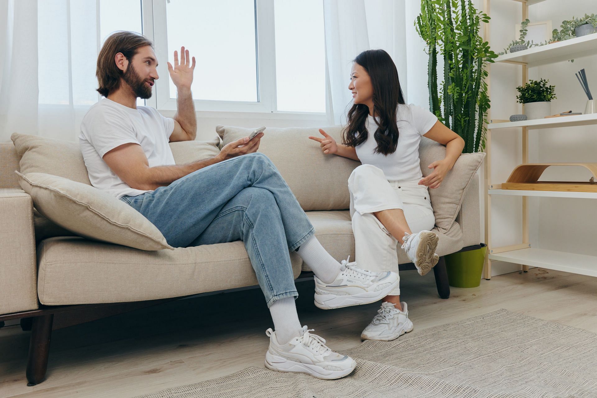 This therapy focuses primarily on imporving relationships and resolving conflict. (Image via Vecteezy/ YES studio)